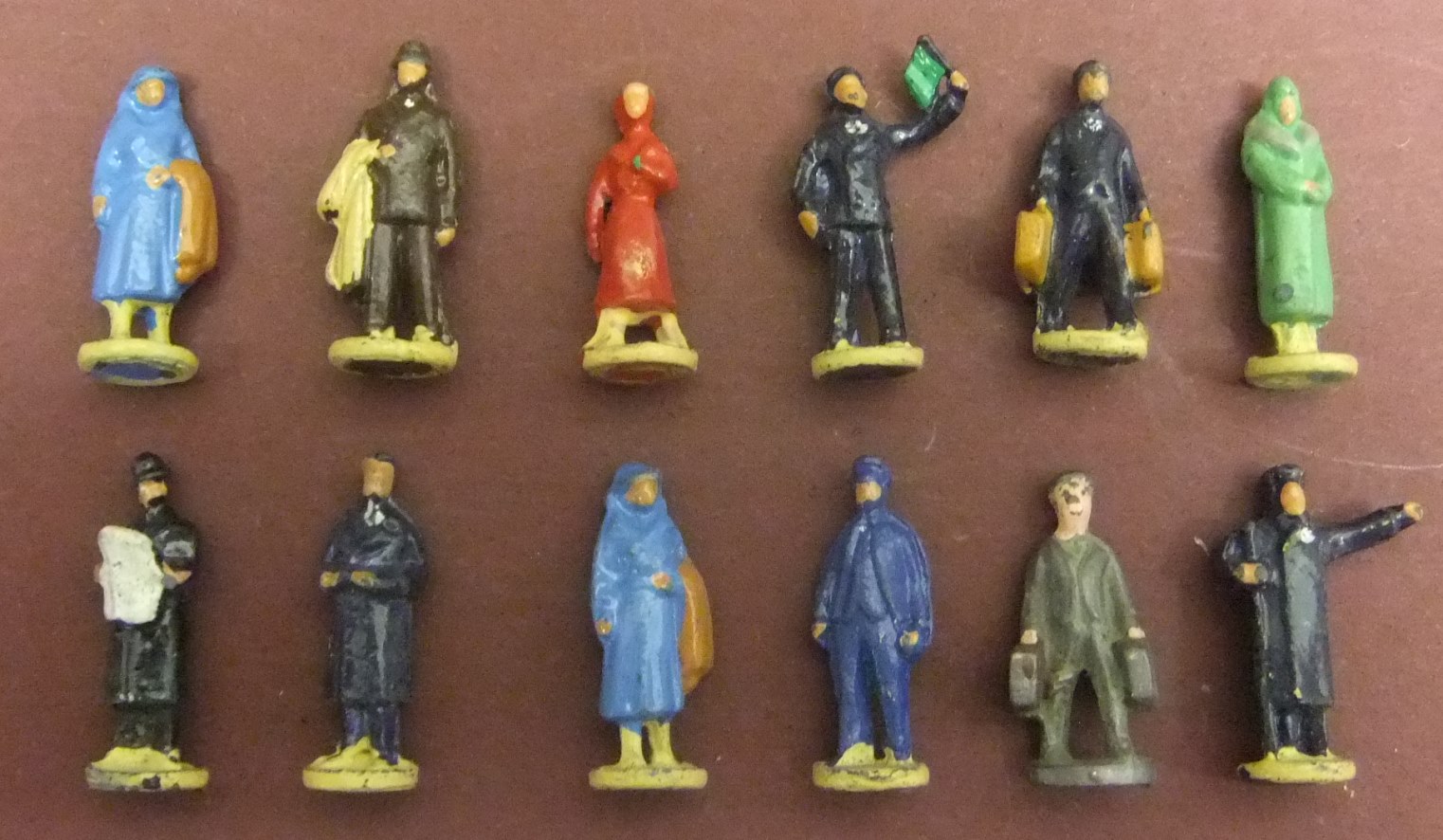 00-scale metal figures on round bases x 12