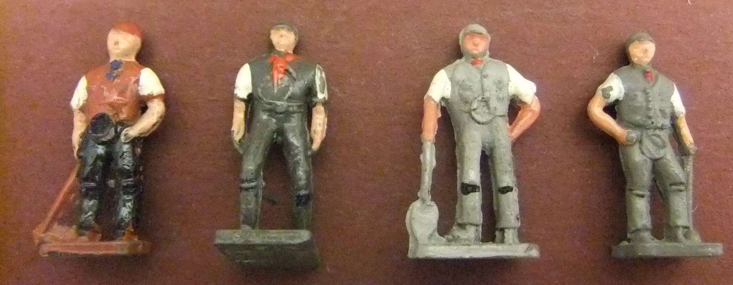 00-scale metal figures on bases x 4