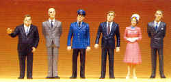 1:50 Pedestrians in Suits/Uniforms